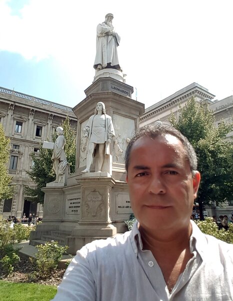 Julio-Moraga-en-Piazza-della-Scala-en-Milano-min.jpg