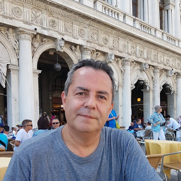 Julio-Moraga-en-la Plaza-de-San-Marcos-en-Venecia-min.jpg