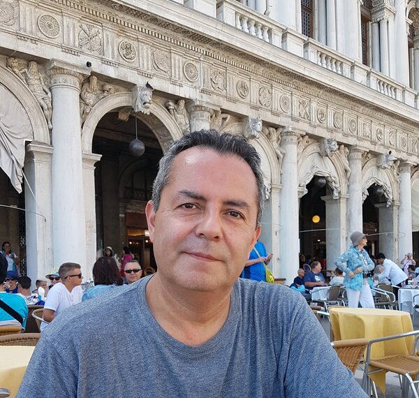 Julio-en-el-cafe-de-Venecia-3-min.jpg