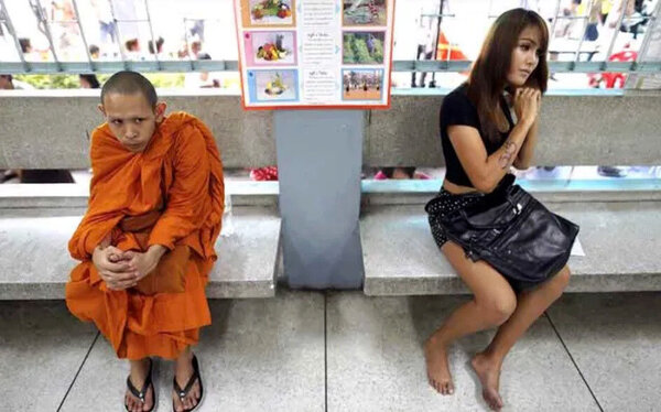 Ladyboy and monk appeared at the Thai conscription site (2)